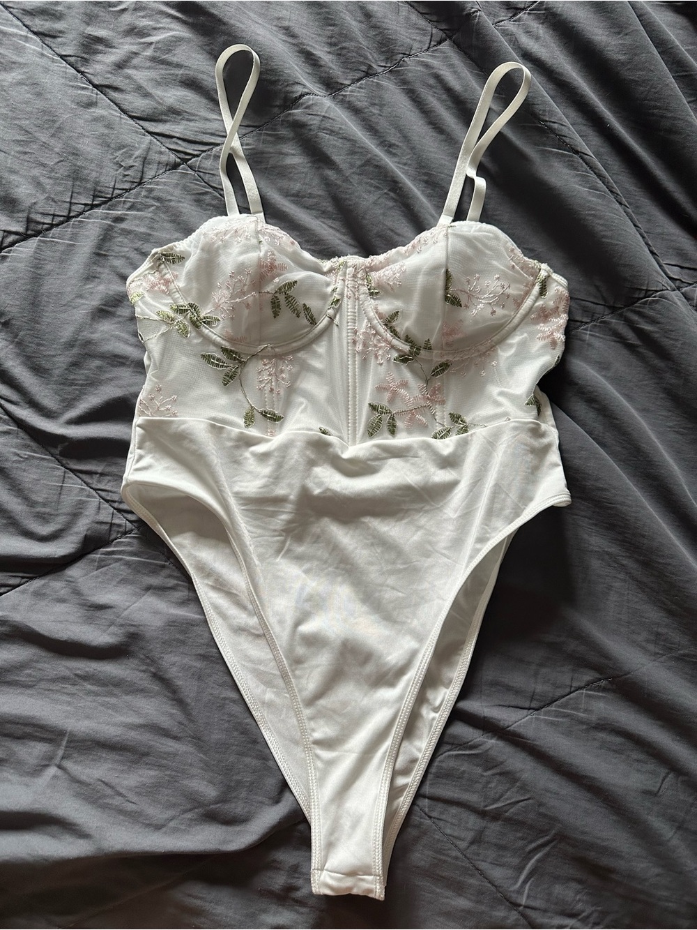 Effordram White Floral Embroidered Bodysuit